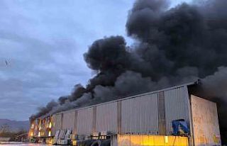 Lastik deposu alevlere teslim oldu