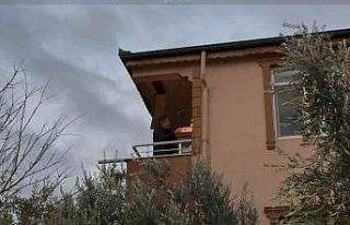 Lodosun etkisiyle alevler komşu binaya sıçradı:...