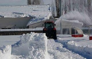 Maç öncesi saha kardan temizlendi