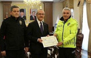 Maçta üşüyen çocuğa çorabını veren polis...