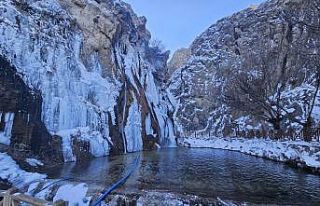 Malatya’da Gürpınar Şelalesi buz tuttu