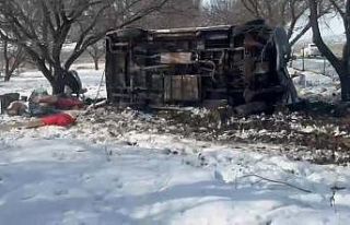 Malatya’da kontrolden çıkan minibüs kayısı...
