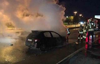 Maltepe’de seyir halindeki otomobil alev alev yandı