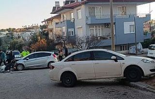 Manavgat’ta iki otomobil kavşakta çarpıştı:...