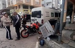 Manavgat’ta kamyonet ile motosiklet çarpıştı:...