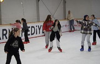 Manisa’da 5 bin öğrenci buz pistinde eğlendi