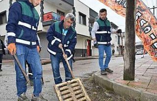 Manisa’da ekipler yağışa karşı sahada