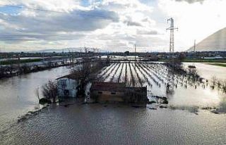 Manisa’yı sağanak vurdu, taşkın hasarı gün...