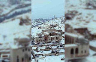 Mardin’de Kasımiye Medresesi’nin kar altındaki...