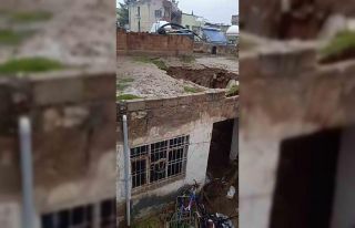 Mardin’de sağanak yağışta kerpiç evin damı...
