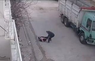 Mardin’de sokak ortasında bebekli anne ve küçük...