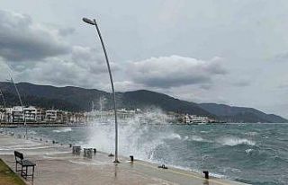 Marmaris’te fırtına etkisini göstermeye devam...