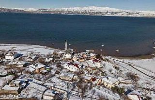 Mavinin ve beyazın buluştuğu köy, eşsiz manzaralar...