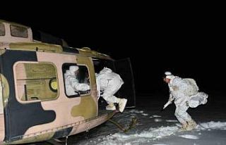 Mehmetçiğin karlı arazide gece eğitimi