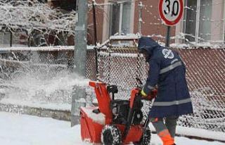 Melikgazi ekipleri 58 mahallede kar küreme çalışması...