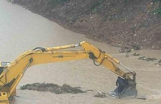 Mersin’de aracıyla çaya düşen sürücü kurtarıldı