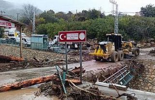 Mersin’de selin izleri silinmeye çalışılıyor