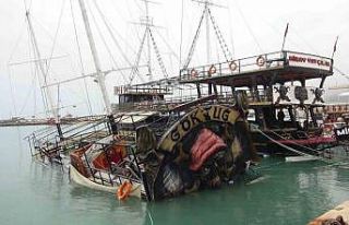 Mersin’de şiddetli yağış ve fırtına gezi teknesini...