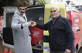 Mersin’de vatandaşlara soğuk havada kaynar ikramı