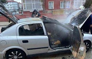 Merzifon’da yanan otomobil kullanılmaz hale geldi