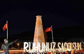 Meşalelerle şehitler için geceyi aydınlattılar