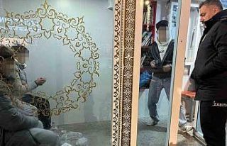 Minibüs durağını kirleten gençler hatalarını...