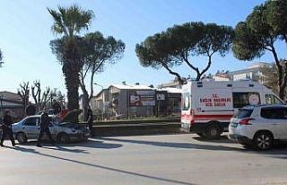 Minibüs ile otomobil çarpıştı: 1 yaralı