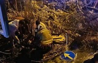 Minibüsle çarpışan motosiklet su kanalına devrildi:...