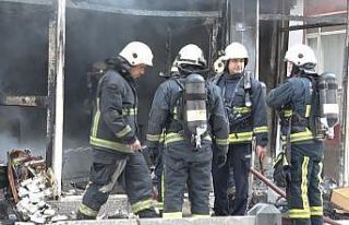 Mobilya imalathanesindeki yangında 3 kişi dumandan...