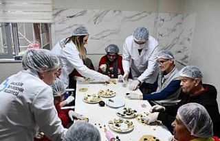 Mola Evi’nde, özel öğrenciler birlikte börek...