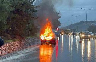 Motor arızası veren otomobil alev alev yandı