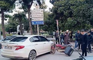 Motosiklet otomobile saplandı