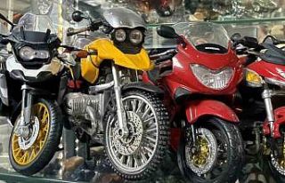 Motosiklet tutkusunu koleksiyona çevirdi