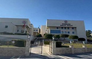 Motosiklete çarparak iki kişiyi yaralayan otomobil...