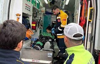 Motosikletle otomobil çarpıştı: 1 yaralı