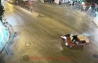 Motosikletli kaputa yapıştı, otomobil motosikletlinin...