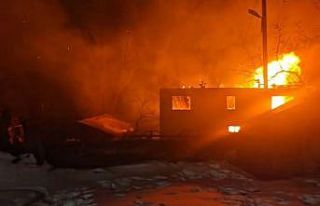 Muhtara ait iki katlı ev alevlere teslim oldu