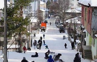 Muhtarın Yokuşu’nda çocukların kar eğlencesi