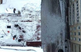 Muş’ta çatı temizleyen işçilerin zorlu mesaisi