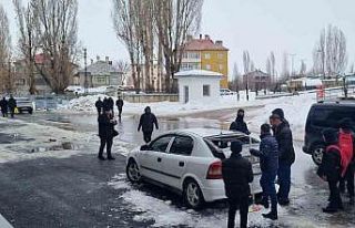 Muş’ta çatıdan düşen kar kütlesi otomobilde...