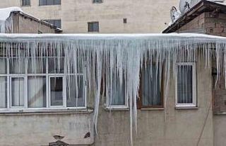 Muş’ta çatılarda oluşan dev buz sarkıtları...