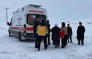 Muş’ta hasta, ambulansa iş makinesiyle ulaştırıldı