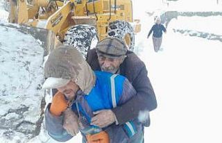 Muş’ta kapalı köy yollarında mahsur kalan hastalar...