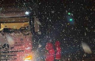 Muş’ta kar ve tipi: Yolda mahsur kalan 180 kişinin...