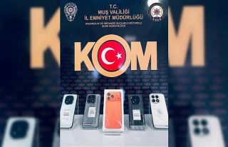 Muş’ta kargo paketinden kaçak telefon çıktı