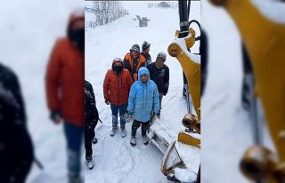 Muş’ta kepçe operatörü çocuklar arasında yürekleri...