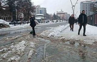 Muş’ta polisten örnek davranış: Su dolan caddeyi...