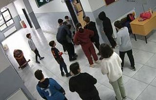 Nefes borusuna ekmek kaçan öğrencisini heimlich...