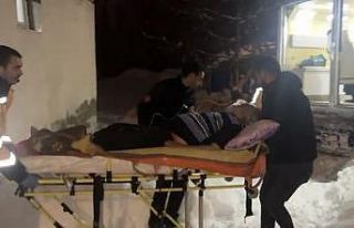 Nefes darlığı yaşayan hasta karla kaplı köyden...