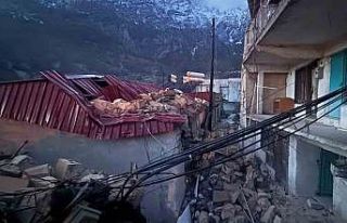 Niğde’de şiddetli rüzgar nedeniyle minare yıkıldı,...